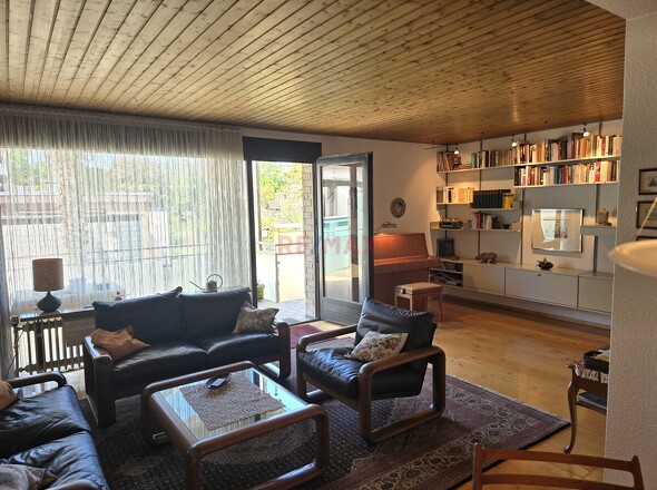 Wohnzimmer mit Balkon