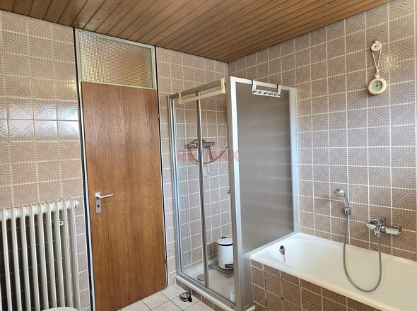 Bad mit Wanne u. Dusche