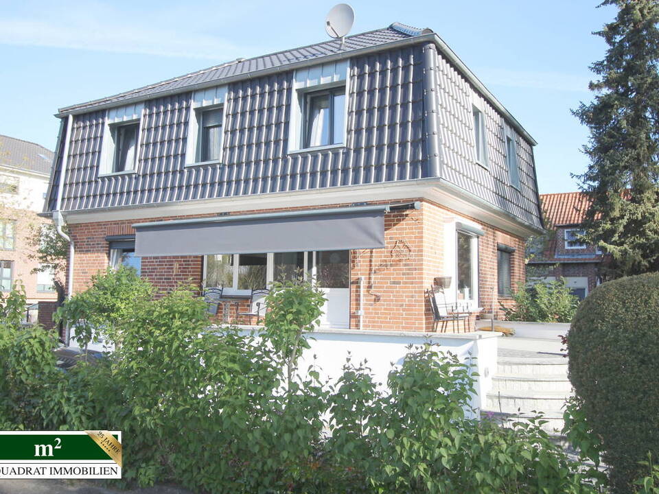 Mansarddach-Villa mit L-förmiger Südwestterrasse