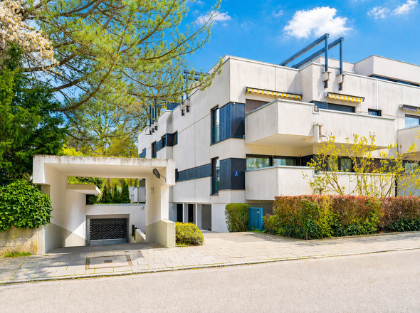 Gebäude von außen mit TG Zufahrt