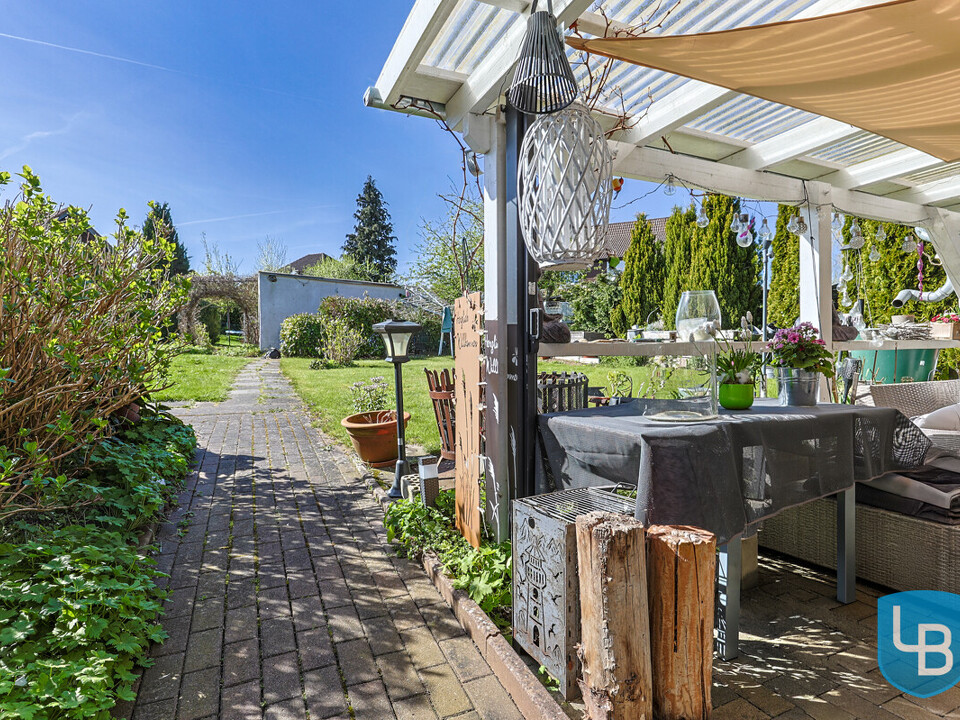 Überdachte Terrasse hinten