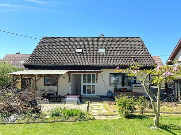 Hausansicht mit Terasse