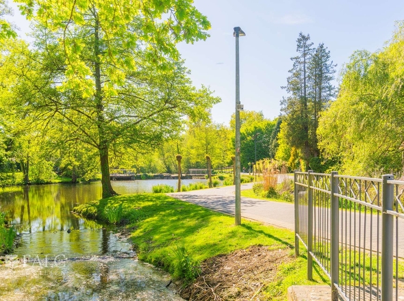 Gegenüberliegender Park