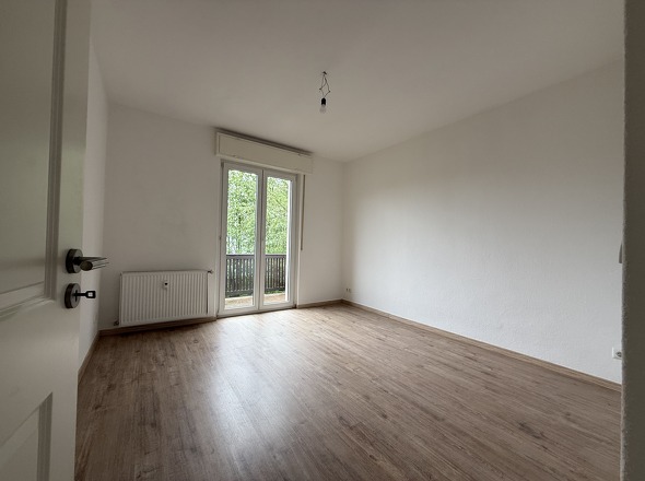 Zimmer m. Balkon, EG-Wohnung