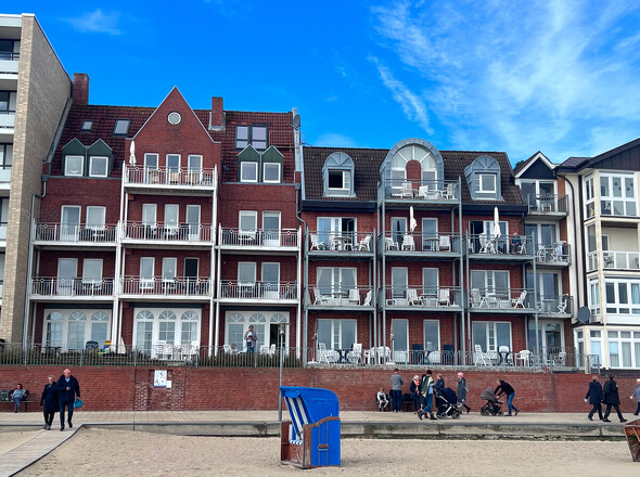 Rückansicht mit Terrassen und Balkonen