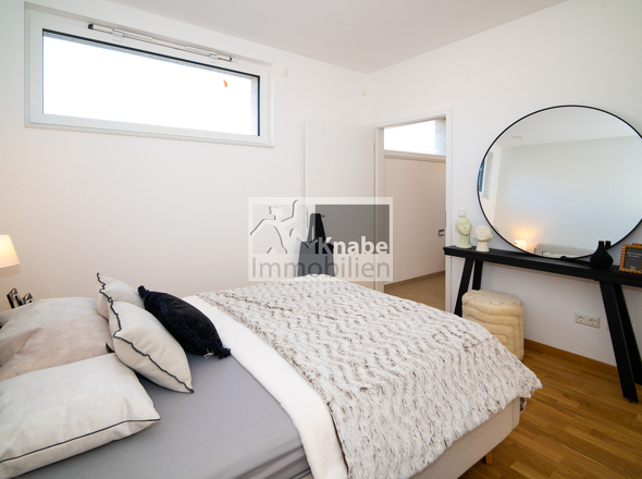 Schlafzimmer mit Zugang zum Bad