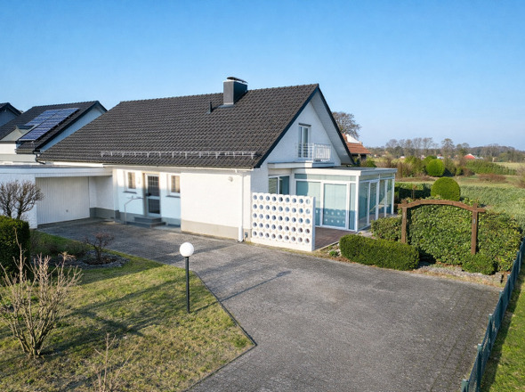 Hausansicht mit Garage und Zufahrt