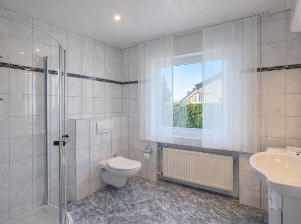 Tageslichtbad mit Dusche