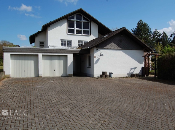 Hof mit Ansicht auf das Haus