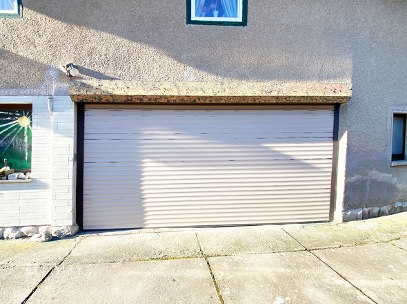 Garage mit Rolltor elektrisch