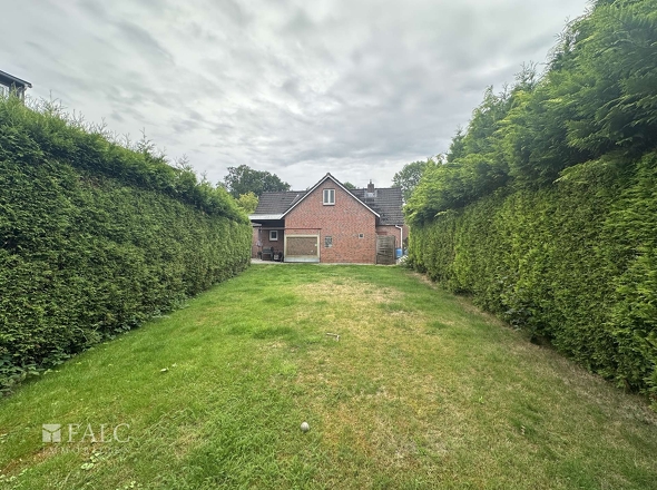 Garten mit Blick zum Haus