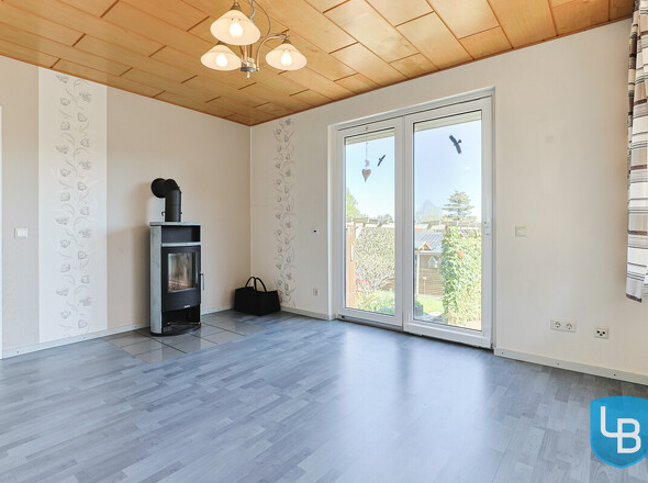 Esszimmer / Wohnzimmer mit Kamin und Zugang zum Garten 