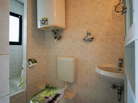 Bad mit Dusche und Waschbecken