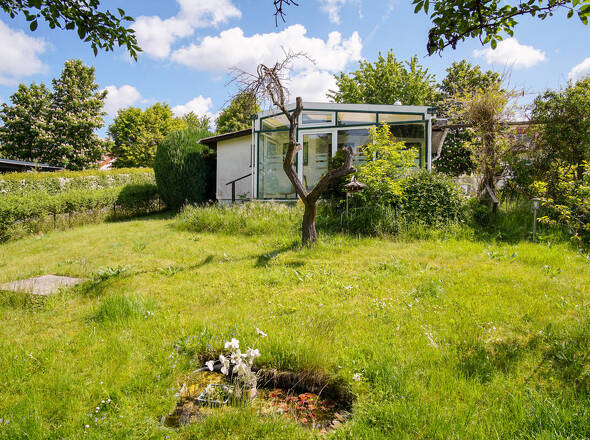 Blick von Gartenseite auf den Bunglow