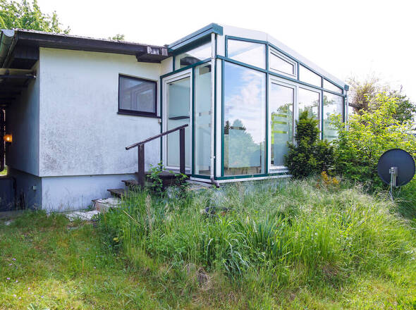 Hinterseite Bungalow mit Wintergarten