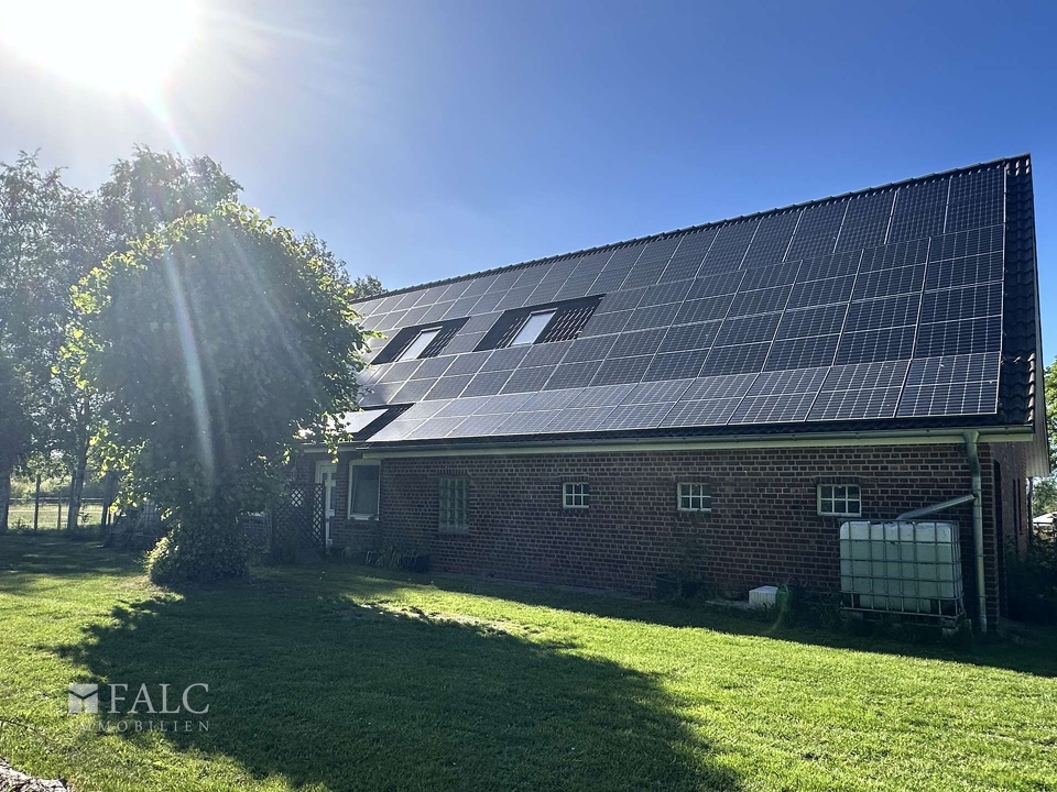 Blick auf das Haus mit PV Anlage