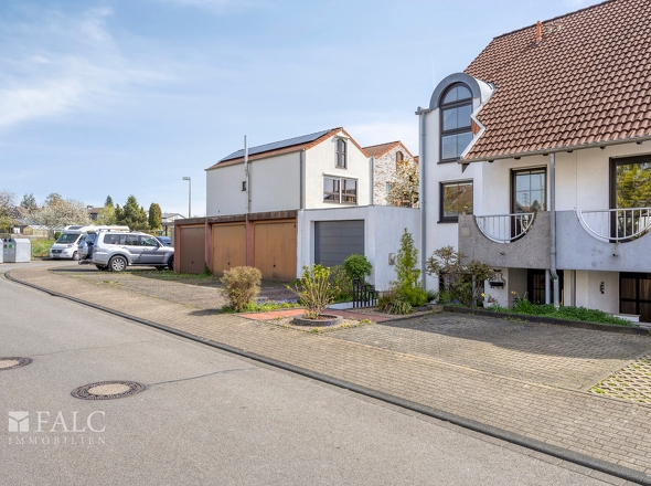 Stellplätze am Haus und Garage