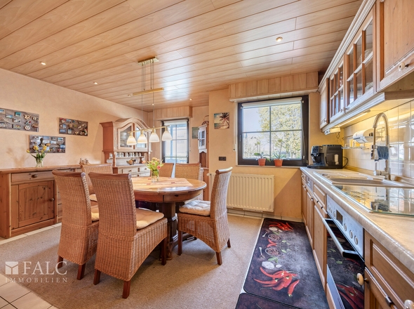 Küche und Zugang Balkon