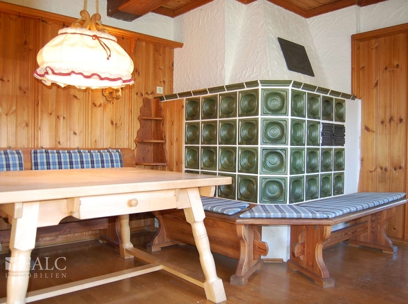 Esszimmer mit Kachelofen_EG