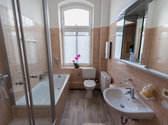 Bad mit Wanne und Dusche