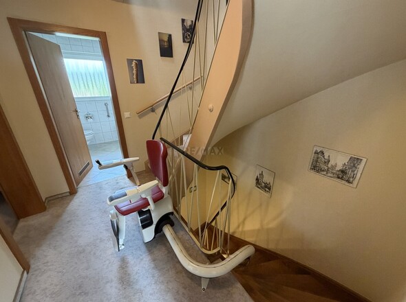 Flur OG mit Treppenlift vom EG ins OG