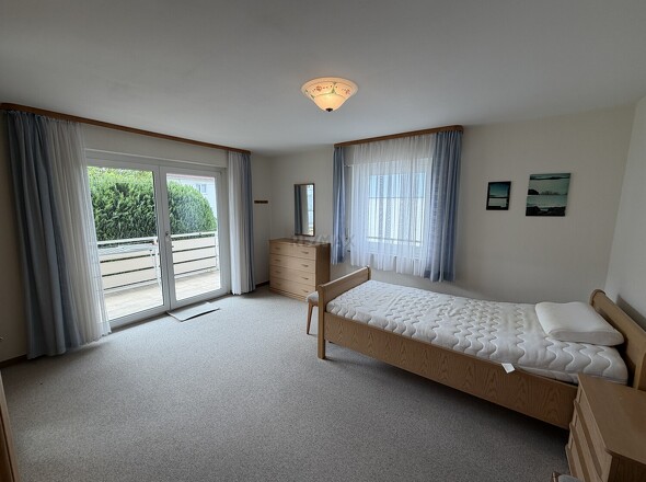 Schlafzimmer 2 OG mit Augnag auf Balkon
