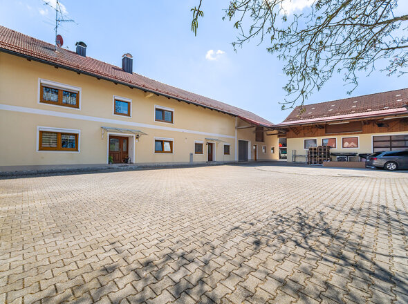 Wohnhaus u Hof