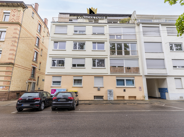 Straßenansicht des Wohnhauses in gewachsenem Wohnumfeld