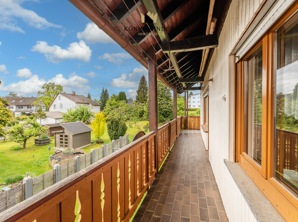 ...und Zugang zum Balkon...