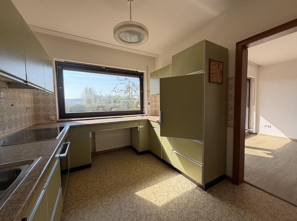Küche im EG mit Zugang zum Esszimmer
