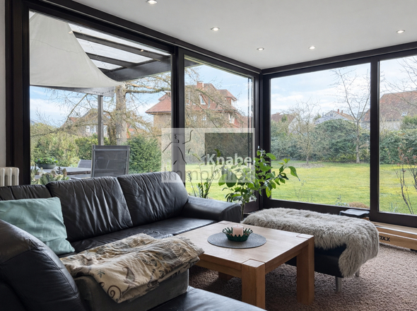 Heller Wohnbereich mit Gartenblick
