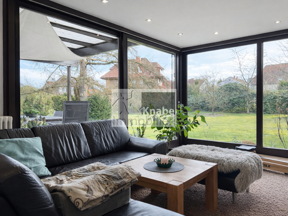 Heller Wohnbereich mit Gartenblick
