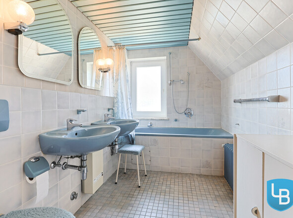 Wannenbad mit zwei Waschbecken 