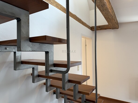 Treppe ins DG Haus li