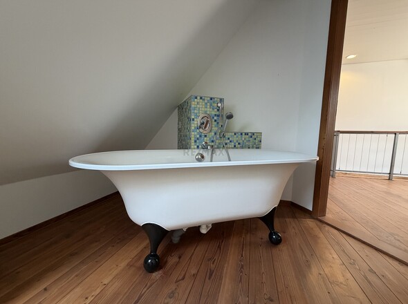 Badewanne DG Haus li.