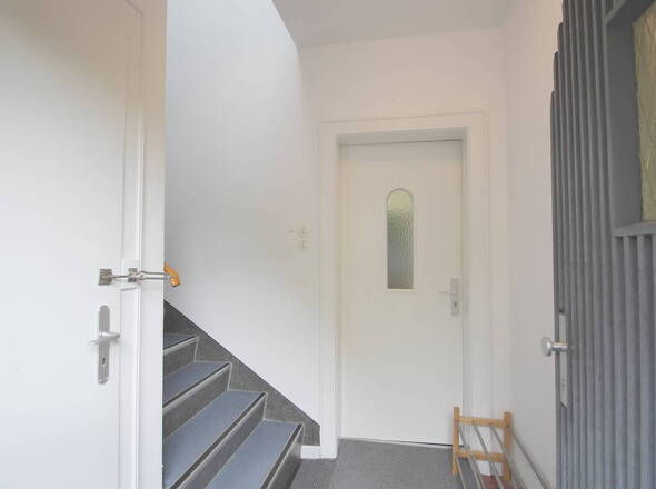 Eingangsbereich EG-Wohnung mit sep. Kellerzugang links