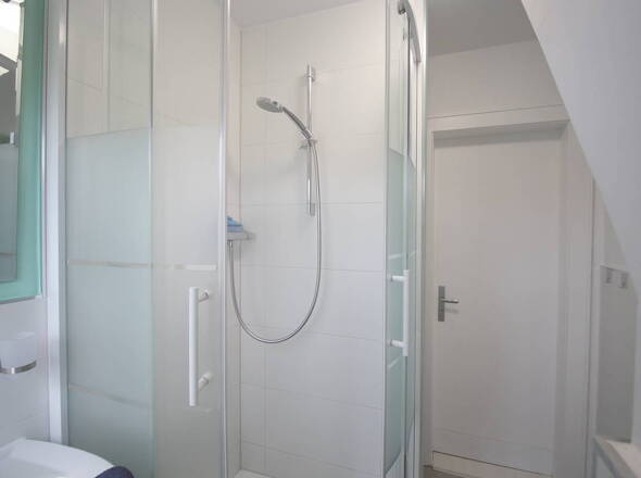 Duschbad in DG-Wohnung mit Türblick