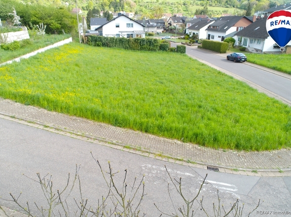 RE/MAX Immobilien Delux Grundstück in Düppenweiler zu verkaufen