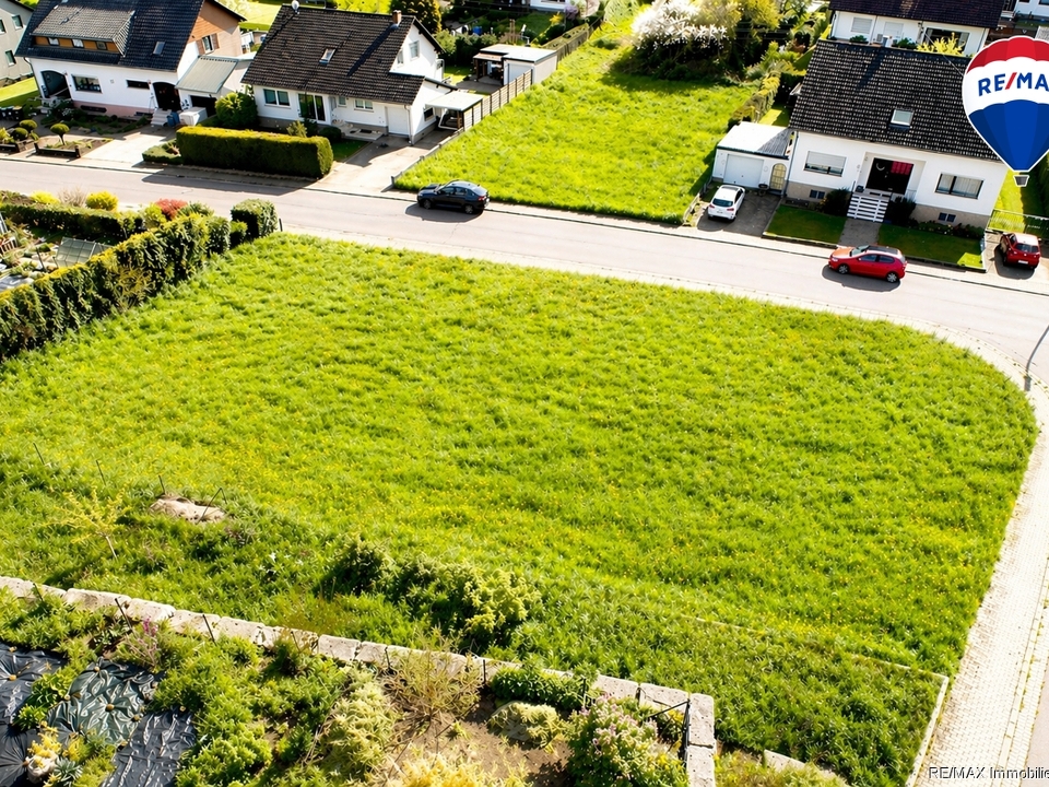 RE/MAX Immobilien Delux Grundstück in Düppenweiler zu verkaufen