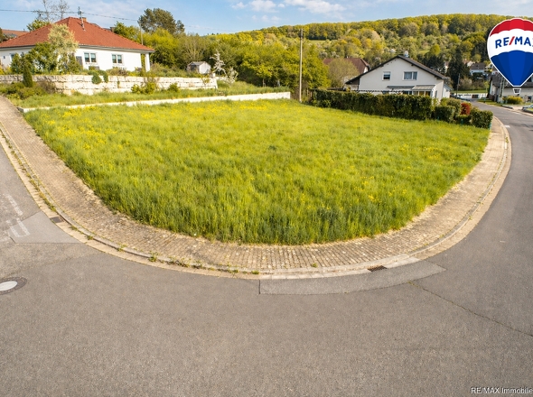 RE/MAX Immobilien Delux Grundstück in Düppenweiler zu verkaufen