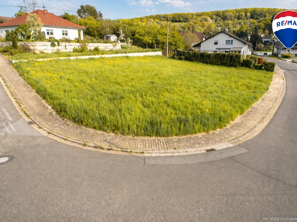 RE/MAX Immobilien Delux Grundstück in Düppenweiler zu verkaufen