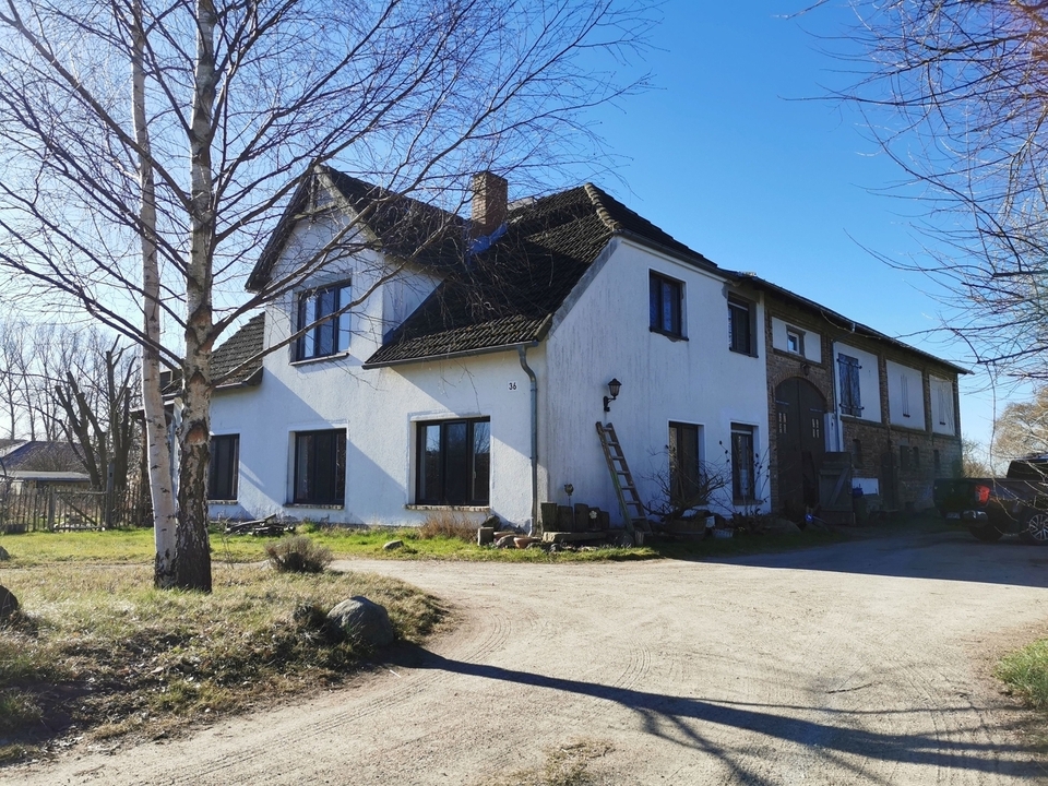 Das Haus mit der Ansicht von der Auffahrt