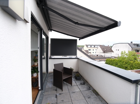 Balkon mit E-Markise