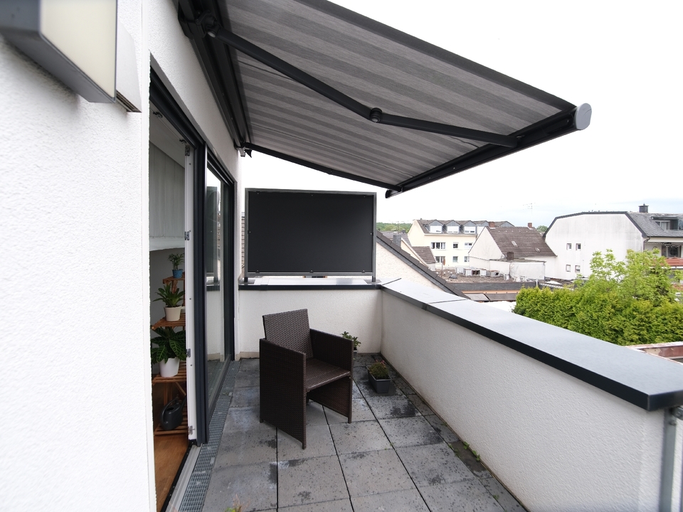 Balkon mit E-Markise