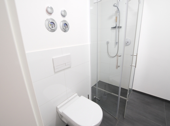 Badezimmer mit Dusche