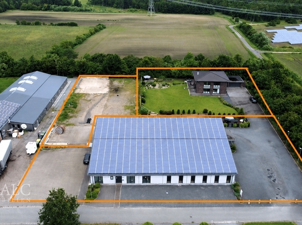 Villa, Baugrundstück und Gewerbeeinheit