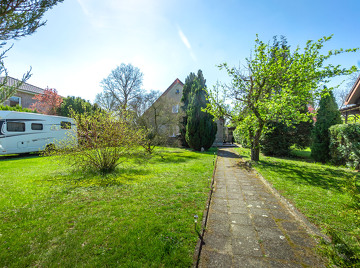 Blick vom Gartentor aufs Haus