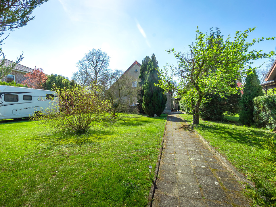 Blick vom Gartentor aufs Haus