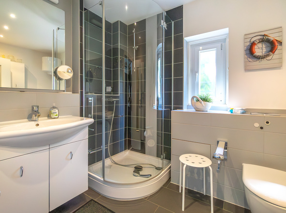 EG Badezimmer Ansicht 2 mit Duschkabine