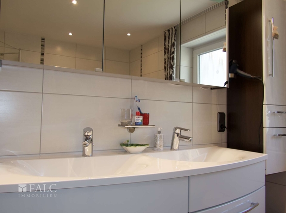 EG: Modernes Badezimmer